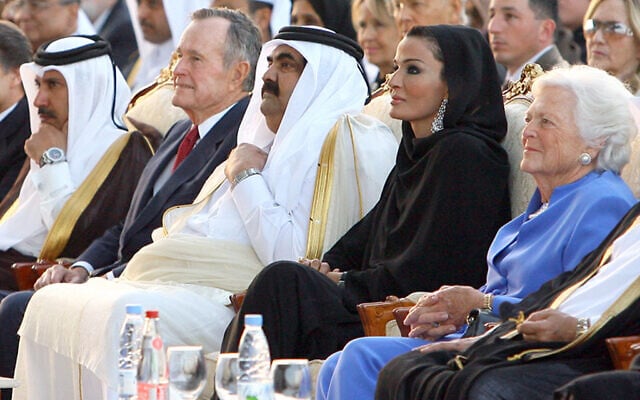 Barbara Bush (R), wife former president George Bush (4R), Sheikha Mozah bint Nasser al-Mesnad (2R) wife of Qatari Emir Sheikh Hamad bin Khalifa al Thani (C), and Qatar's First Deputy Premier and Minister of Foreign Affairs, Emir Sheikh Hamad Bin Jassem bin Jabr Al-Thani (L) attend the inauguration of a new building at the Texas A&M University in Doha 19 March 2007. AFP PHOTO/KHALED MOUFTAH (Photo by KHALED MOUFTAH / AFP)