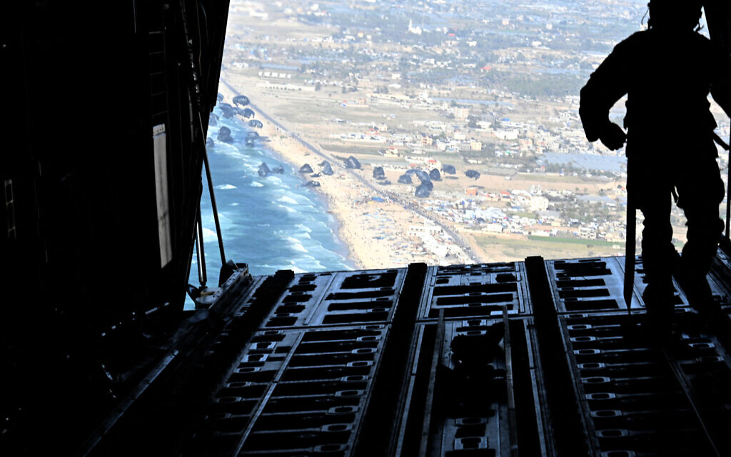 A US Air Force loadmaster releases humanitarian aid pallets of food and water over Gaza, March 2, 2024. (AFP photo / US Department of Defense/US Air Force / Tech. Sgt. Christopher Hubenthal)