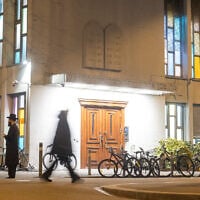 Police officers stand guard at the Synagoge Agudas Achim in Zurich, Switzerland on March 3, 2024. (Arnd WIEGMANN / AFP)