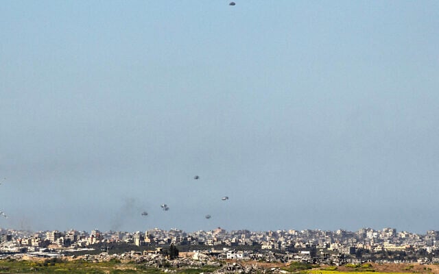 A general view taken from the Israeli side of the border shows aid parcels being airdropped over the northern Gaza Strip on March 5, 2024. (Nicolas Garcia / AFP) A general view taken from the Israeli side of the border shows aid parcels being airdropped over the northern Gaza Strip on March 5, 2024. (Nicolas Garcia / AFP)