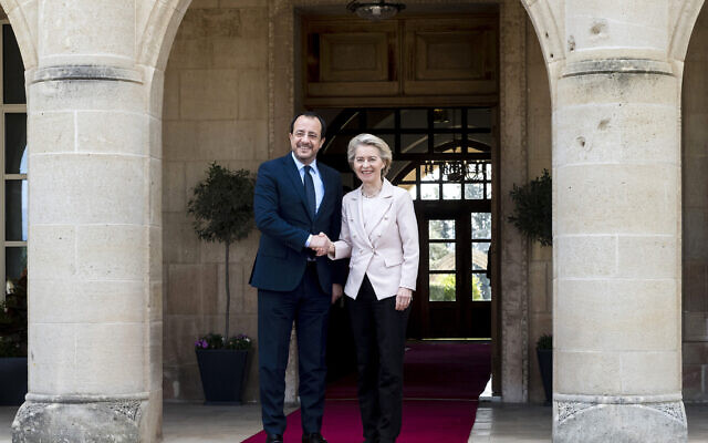 Cypriot President Nikos Christodoulides (L) and European Commission President Ursula von der Leyen (R) shake hands at the presidential palace in Nicosia on March 8, 2024.(Iakovos Hatzistavrou/ POOL/AFP) Cypriot President Nikos Christodoulides (L) and European Commission President Ursula von der Leyen (R) shake hands at the presidential palace in Nicosia on March 8, 2024.(Iakovos Hatzistavrou/ POOL/AFP)