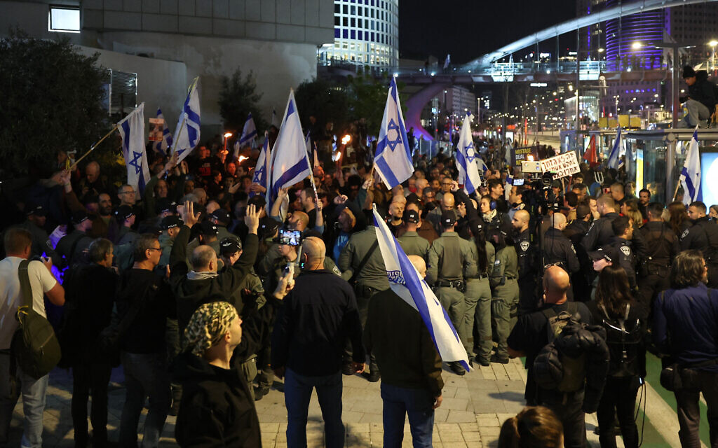 Israeli security forces keep anti-government activists from blocking a road in Tel Aviv on March 9, 2024. (JACK GUEZ / AFP)