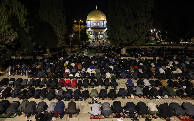 Palestinian Muslim worshippers pray at the Temple Mount compound in Jerusalem's Old City during the holy fasting month of Ramadan, on March 11, 2024. (Ahmad Gharabli/AFP) Palestinian Muslim worshippers pray at the Temple Mount compound in Jerusalem's Old City during the holy fasting month of Ramadan, on March 11, 2024. (Ahmad Gharabli/AFP)