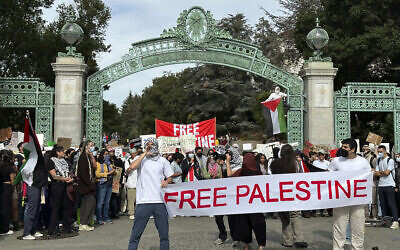 Illustrative: Students protesting Israel's war against the Hamas terror group in Gaza at the University of California, Berkeley's Sather Gate on October 16, 2023. (AP Photo/Michael Liedtke)
