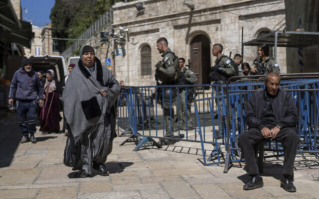 Illustrative - Border Police officers stand guard as Palestinians walk by in Jerusalem's Old City on the first day of Ramadan, March 11, 2024. (AP Photo/Ohad Zwigenberg) Illustrative - Border Police officers stand guard as Palestinians walk by in Jerusalem's Old City on the first day of Ramadan, March 11, 2024. (AP Photo/Ohad Zwigenberg)