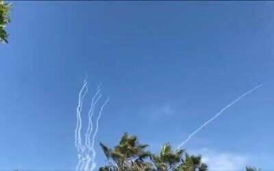 File: Smoke trails seen in the sky as rockets fired from the Gaza Strip target Ashdod, March 25, 2024. (X video screenshot; used in accordance with Clause 27a of the Copyright Law)
