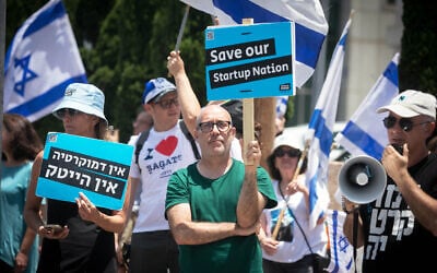 Israeli tech employees and activists protest against the government's planned judicial overhaul at Ramat Hahayal, Tel Aviv, July 4, 2023. (Miriam Alster/Flash90)