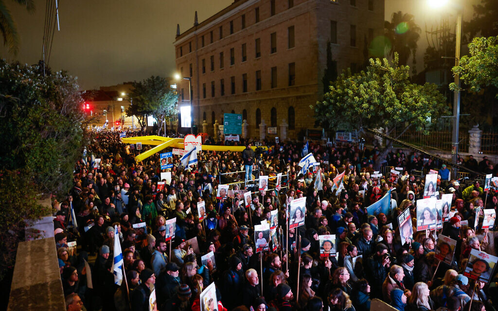 Families of the Israelis held kidnapped by Hamas terrorists in Gaza and their supporters protest for the captives' release at a rally in Jerusalem, March 2, 2024. (Chaim Goldberg/Flash90)