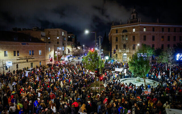 Activists take part in a rally calling for the return of the hostages in downtown Jerusalem, March 2, 2024. (Chaim Goldberg/Flash90)