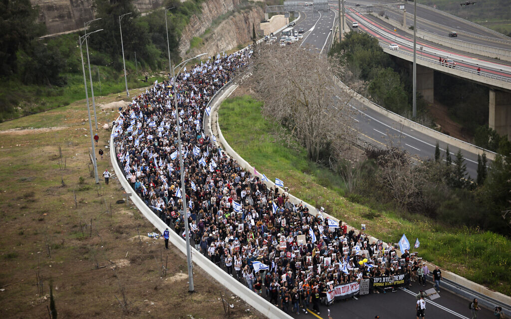 Families of the Israelis held kidnapped by Hamas terrorists in Gaza and Israelis attend a march towards Jerusalem, March 2, 2024. (Yonatan Sindel/Flash90)