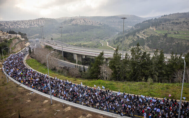 Marchers calling for the return of the hostages in Gaza head toward Jerusalem at the end of a four-day march, on March 2, 2024. (Yonatan Sindel/Flash90)
