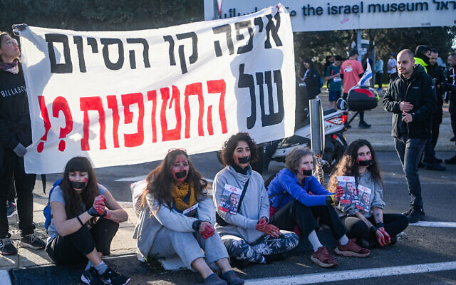 Activists protest for the release of Israeli hostages held in the Gaza Strip during the annual Jerusalem marathon, March 8, 2024. (Arie Leib Abrams/Flash90)