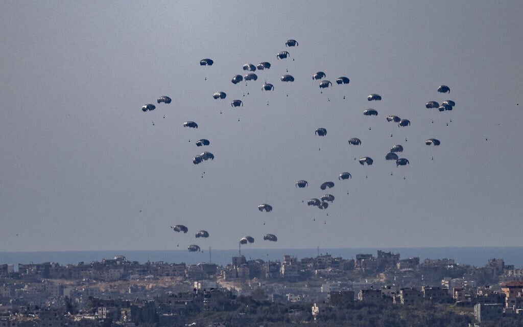 Aid packages for Palestinians in the Gaza Strip are airdropped into northern Gaza on March 11, 2024. (Chaim Goldberg/Flash90)