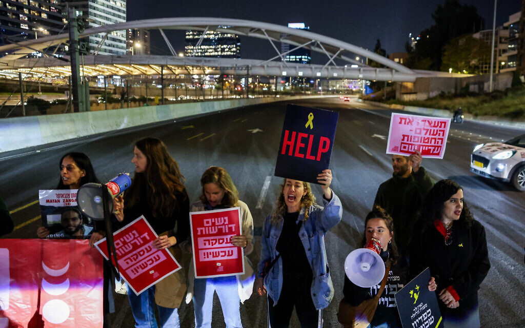 Demonstrators block the Ayalon Highway in Tel Aviv during a protest calling for the release of Israeli hostages held in the Gaza Strip, March 26, 2024. (Chaim Goldberg/Flash90)