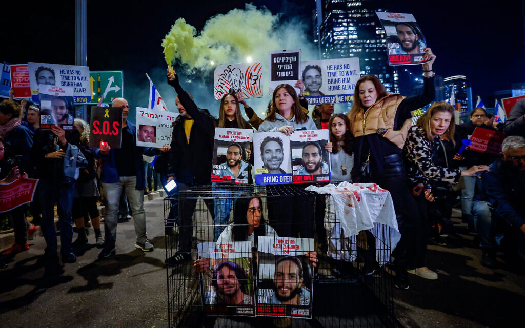 Demonstrators protest for the release of Israeli hostages held in the Gaza Strip outside the Kirya military headquarters in Tel Aviv, March 26, 2024. (Chaim Goldberg/Flash90)חטופים
משפחות
תל אביב
חרבות
ברזל
מלחמה
נשים
קריה
הקריה
הפגנה