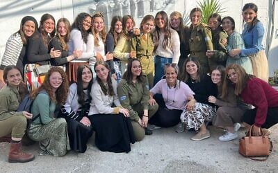 Kaitlyn together with other Aish students visit and volunteer at an army base after October 7th
