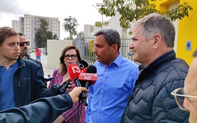 Sderot Mayor Alon Davidi, center, and Education Minister Yoav Kisch, right, at an informal press conference in Sderot, on March 3, 2023. (Gavriel Fiske/Times of Israel)