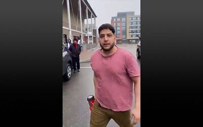 Ilan-Reuben Abramov, 27, is seen approaching pro-Palestinian protesters armed with a nail gun on March 3, 2024 in the Jewish neighborhood of Thornhill outside Toronto, Canada (Screenshot from X, used in accordance with Clause 27a of the Copyright Law).