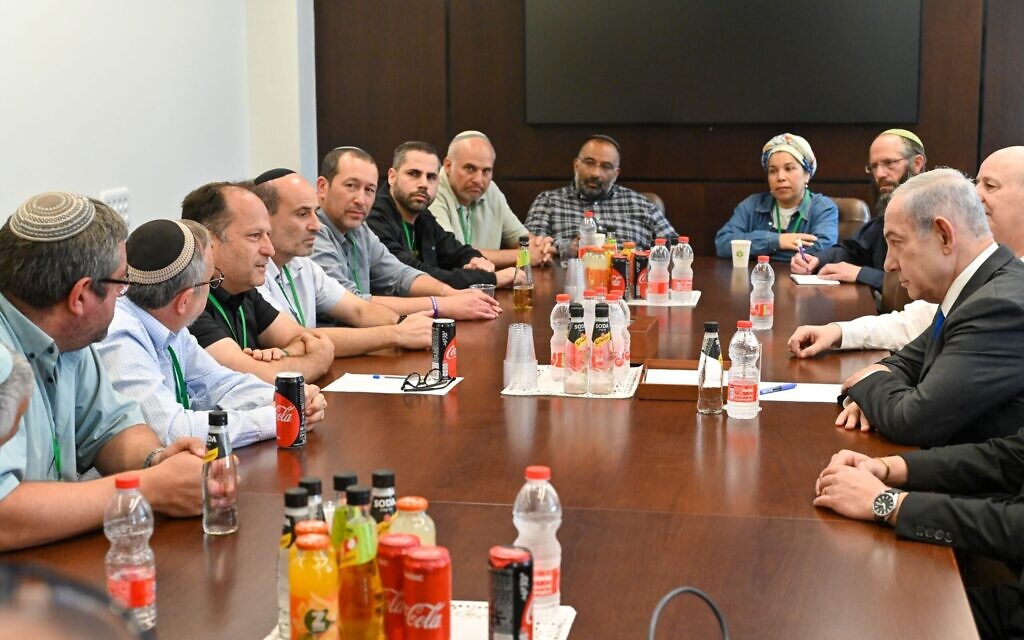Netanyahu, right, meets with members of the Gvura Forum and Tikva Forum in Jerusalem on April 30, 2024. (Kobi Gideon/GPO)
