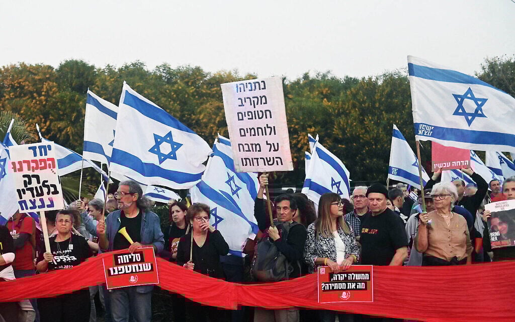 Anti-Netanyahu protesters throng Rothchild Boulevard in Caesarea on March 30, 2024. (Canaan Lidor/Times of Israel) Anti-Netanyahu protesters throng Rothchild Boulevard in Caesarea on March 30, 2024. (Canaan Lidor/Times of Israel)