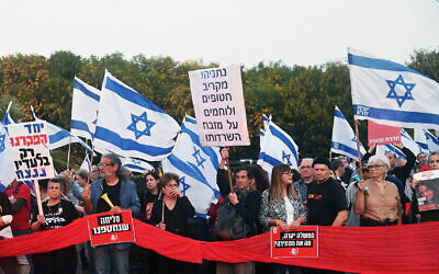 Anti-Netanyahu protesters throng Rothchild Boulevard in Caesarea on March 30, 2024. (Canaan Lidor/Times of Israel)