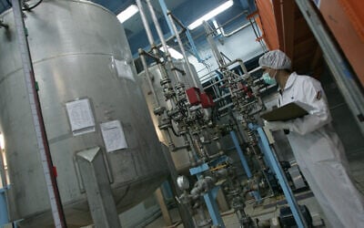 An Iranian technician works at the Isfahan Uranium Conversion Facilities, February 3, 2007. (AFP/Behrouz Mehri)