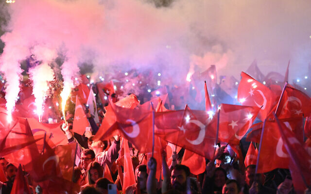 Opposition Republican People's Party (CHP) supporters celebrate outside the main municipality building following municipal elections across Turkey, in Istanbul on March 31, 2024. (YASIN AKGUL / AFP) Opposition Republican People's Party (CHP) supporters celebrate outside the main municipality building following municipal elections across Turkey, in Istanbul on March 31, 2024. (YASIN AKGUL / AFP)