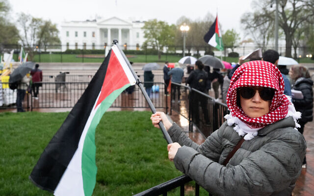Pro-Palestinian demonstrators wave Palestinian flags as they call for a ceasefire in Gaza during a protest outside the White House in Washington, DC, April 2, 2024.(SAUL LOEB / AFP)