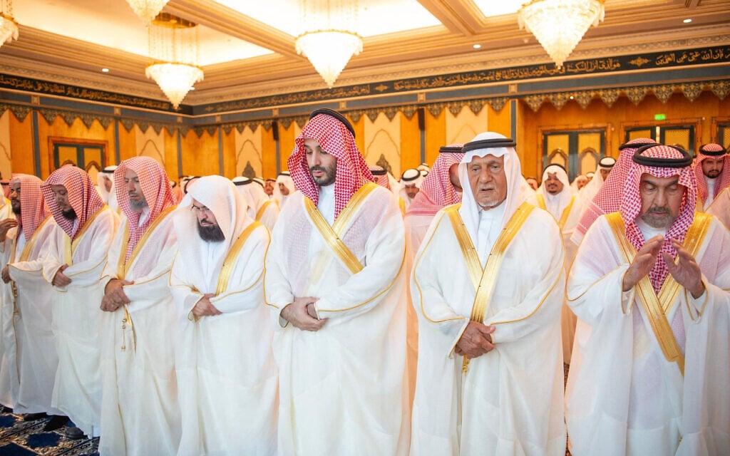 A handout picture provided by the Saudi Press Agency (SPA) shows Saudi Crown Prince Mohammed bin Salman (3R) performing the Eid Al-Fitr prayer at the Grand Mosque in the holy city of Mecca on April 10, 2024. (Photo by SAUDI PRESS AGENCY / AFP) / A handout picture provided by the Saudi Press Agency (SPA) shows Saudi Crown Prince Mohammed bin Salman (3R) performing the Eid Al-Fitr prayer at the Grand Mosque in the holy city of Mecca on April 10, 2024. (Photo by SAUDI PRESS AGENCY / AFP) /