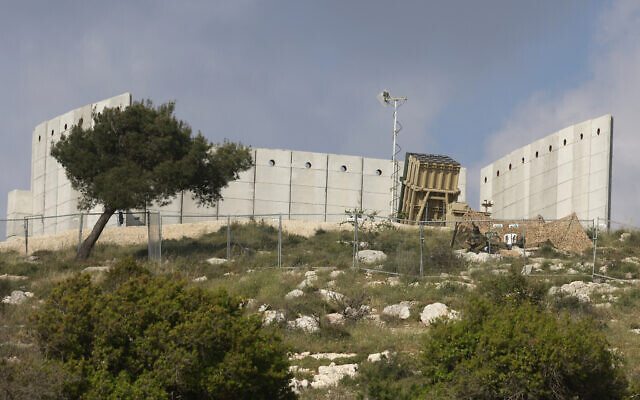 This picture shows a battery of Israel's Iron Dome air defense system deployed on April 15, 2024. (Menahem KAHANA / AFP) This picture shows a battery of Israel's Iron Dome air defense system deployed on April 15, 2024. (Menahem KAHANA / AFP)
