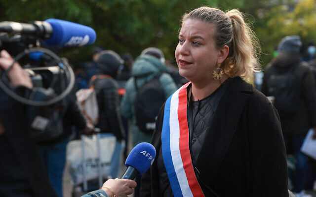 President of French leftist La France Insoumise (LFI) group at the National assembly and MP Mathilde Panot answers journalists' questions in the southern suburbs of Paris in Vitry-sur-Seine on April 17, 2024 (Emmanuel Dunand / AFP)