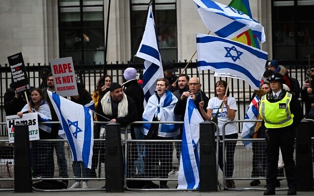 Pro-Israel supporters hold placards and wave Israeli flags as they gather opposite to a pro-Palestinian rally outside Palace of Westminster, home to the Houses of Parliament, in central London, on April 17, 2024 calling to stop the export of arms from Britain to Israel. (Justin Tallis/AFP) Pro-Israel supporters hold placards and wave Israeli flags as they gather opposite to a pro-Palestinian rally outside Palace of Westminster, home to the Houses of Parliament, in central London, on April 17, 2024 calling to stop the export of arms from Britain to Israel. (Justin Tallis/AFP)