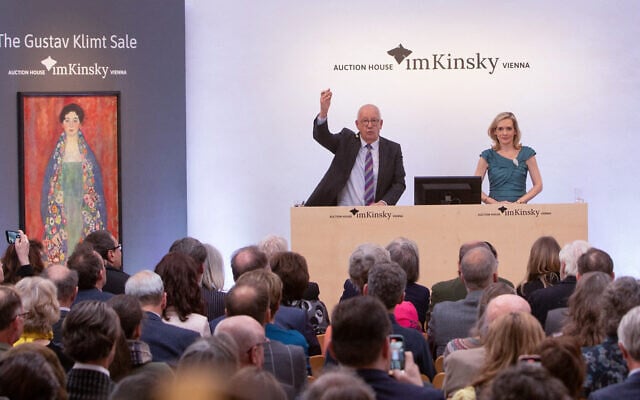Auctioneer Michael Kovacek sells the Gustav Klimt painting 'Portrait of Fräulein Lieser' for 30 million Euros at auction in Vienna on April 24, 2024. (Alex Halada/AFP) Auctioneer Michael Kovacek sells the Gustav Klimt painting 'Portrait of Fräulein Lieser' for 30 million Euros at auction in Vienna on April 24, 2024. (Alex Halada/AFP)