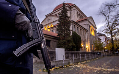 A German police officer stands guard in front of a synagogue in Frankfurt, Germany, on November 8, 2023. (Michael Probst/AP)