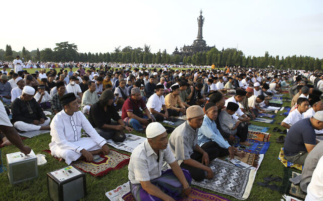 Muslims perform Eid al-Fitr prayers marking the end of the holy fasting month of Ramadan at a field in Denpasar, Bali, Indonesia, April 10, 2024. (Firdia Lisnawati/AP) Muslims perform Eid al-Fitr prayers marking the end of the holy fasting month of Ramadan at a field in Denpasar, Bali, Indonesia, April 10, 2024. (Firdia Lisnawati/AP)