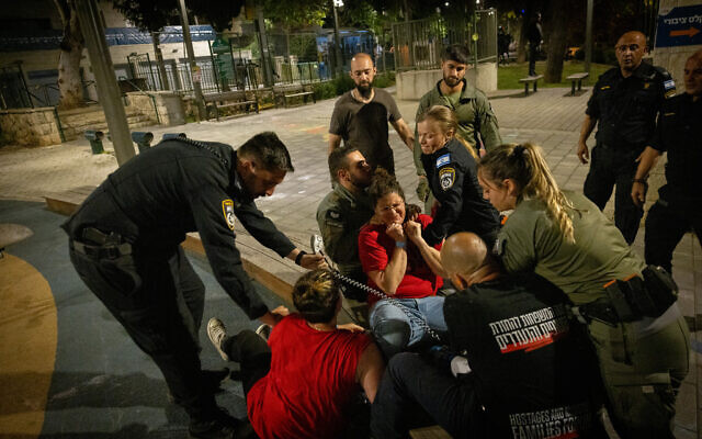 Police clash with demonstrators during an anti-government protest outside Prime Minister Benjamin Netanyahu's residence in Jerusalem, April 2, 2024. (Chaim Goldberg/Flash90)