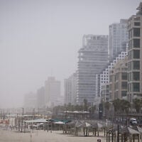Hazy weather over Tel Aviv amid high levels of air pollution, April 18, 2024 (Avshalom Sassoni/FLASH90)