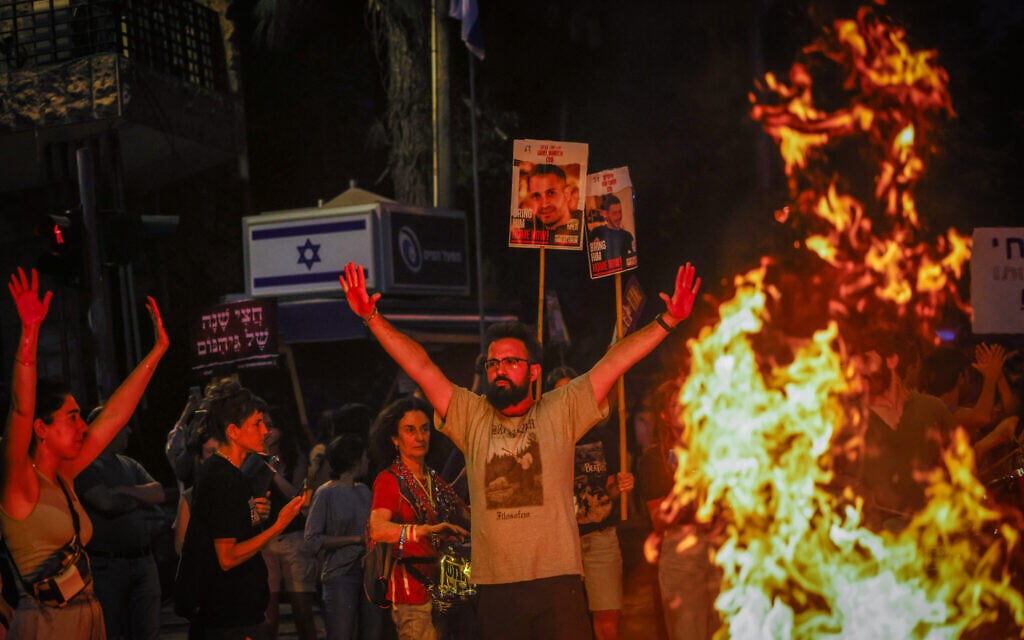 Demonstrators protest for the release of Israeli hostages held in the Gaza Strip outside the home of Prime Minister Benjamin Netanyahu in Jerusalem, following the release of a video by Hamas of Israeli hostage Hersh Goldberg-Polin, April 24, 2024. (Chaim Goldberg/Flash90)