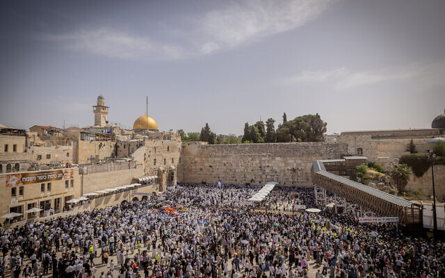 Thousands of Jewish worshipers attend the priestly blessing ceremony at the Western Wall in Jerusalem's Old City on April 25, 2024. (Chaim Goldberg/Flash90)