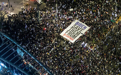 Large crowds hold an anti-government protest at the junction of Tel Aviv's Kaplan and Begin streets, April 13, 2024 (Pro-Democracy Protest Movementת @Sha_b_p)