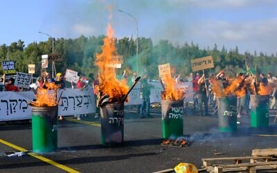 Tel Aviv-Jerusalem Highway 1 is blocked by families of hostages, and other supporters, on April 19, 2024, calling for the release of the hostages and "burning" the sins of the government - abandonment, neglect, corruption, disregard for human life, fraud, political interests, indifference. (Amir Terkel / Pro-Democracy Protest Movement)