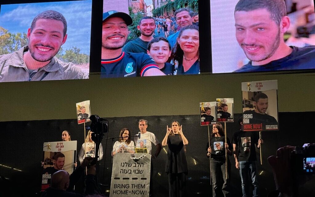 The family of Itay Chen, who was killed on October 7 and his body abducted to Gaza, address protesters at a rally on Kaplan Street in Tel Aviv, April 20, 2024 (Vardit Alon-Korpel / Pro-Democracy Reform Movement)