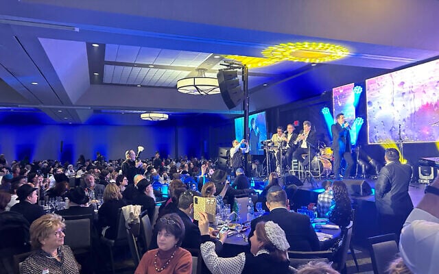 Israeli singer Avi Peretz sings at the 15th annual Russian Jewish Shabbaton in New Jersey on March 31, 2024. (Courtesy of Chamah)