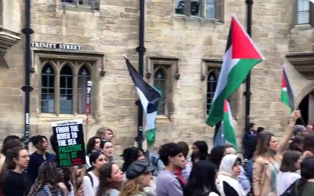 Students protest the war in Gaza at the University of Cambridge, UK. Protests have sprung up in Britain following the latest crackdowns on pro-Palestinian, anti-Israel student protests in the US. (Screenshot: X; used in accordance with Clause 27a of the Copyright Law) Students protest the war in Gaza at the University of Cambridge, UK. Protests have sprung up in Britain following the latest crackdowns on pro-Palestinian, anti-Israel student protests in the US. (Screenshot: X; used in accordance with Clause 27a of the Copyright Law)
