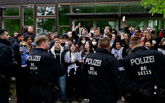 Pro-Palestinian activists face police forces at the university campus of the Free University of Berlin, Germany, on May 7, 2024 (Photo by Tobias SCHWARZ / AFP)