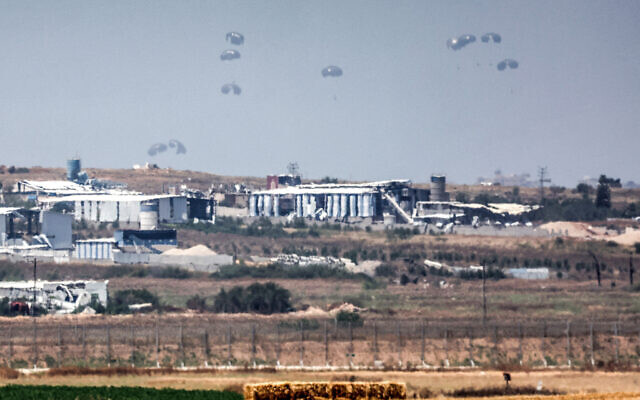 Humanitarian aid packages are dropped on the Gaza Strip on May 9, 2024. (Ahmad Gharabli/AFP)