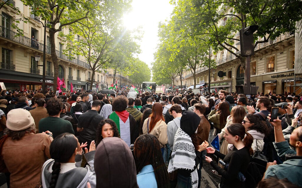 Protesters take part in a demonstration called by French organization "France Palestine Solidarite" in Paris, on May 27, 2024. (Sami KARAALI / AFP)