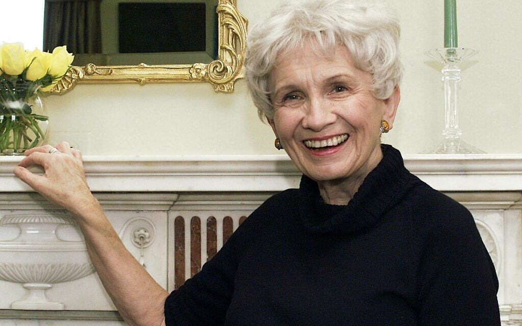 Canadian author Alice Munro poses for a photograph at the Canadian Consulate's residence in New York, October 18, 2002. (AP Photo/Paul Hawthorne, File) Canadian author Alice Munro poses for a photograph at the Canadian Consulate's residence in New York, October 18, 2002. (AP Photo/Paul Hawthorne, File)
