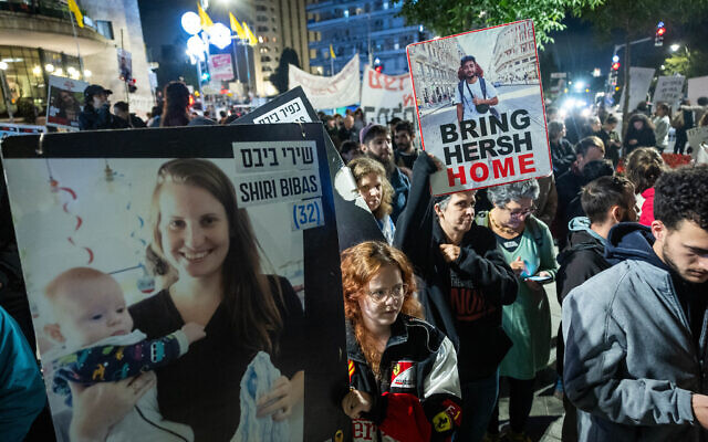 Demonstrators protest calling for the release of Israeli hostages held in the Gaza Strip, near the Prime Minister's official residence in Jerusalem, May 6, 2024. (Yonatan Sindel/Flash90)