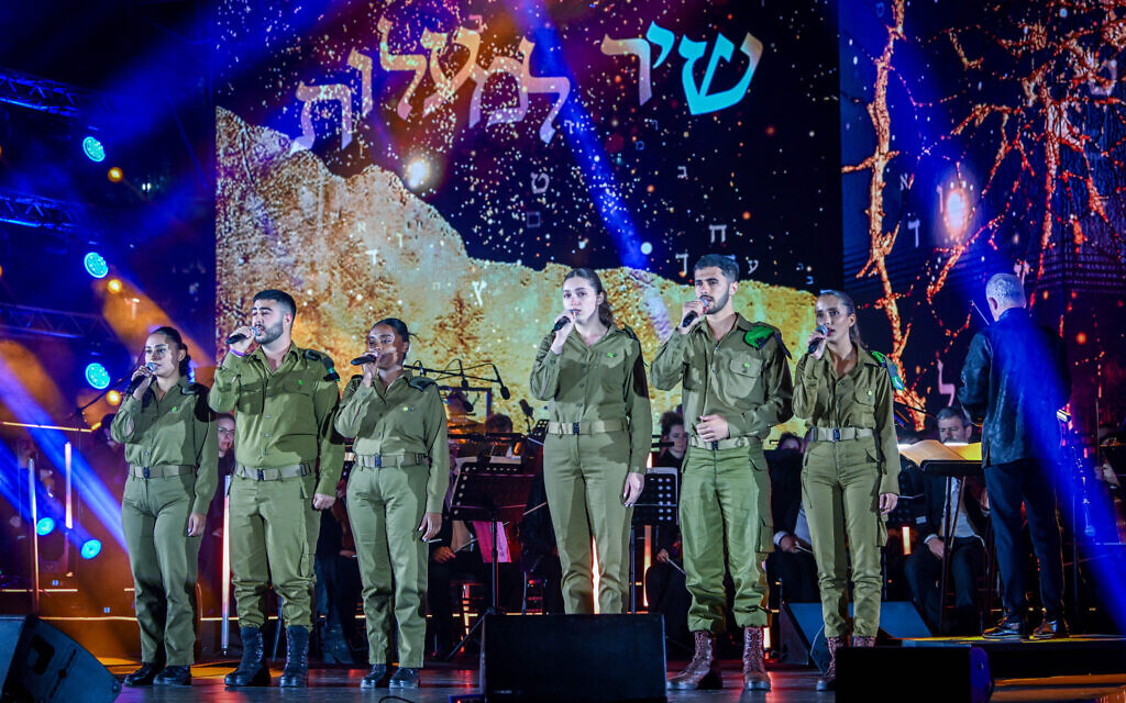 A ceremony marking Memorial Day for Israel's fallen soldiers and victims of terror, at the Sultan's Pool in Jerusalem, May 12, 2024. (Arie Leib Abrams/Flash90)